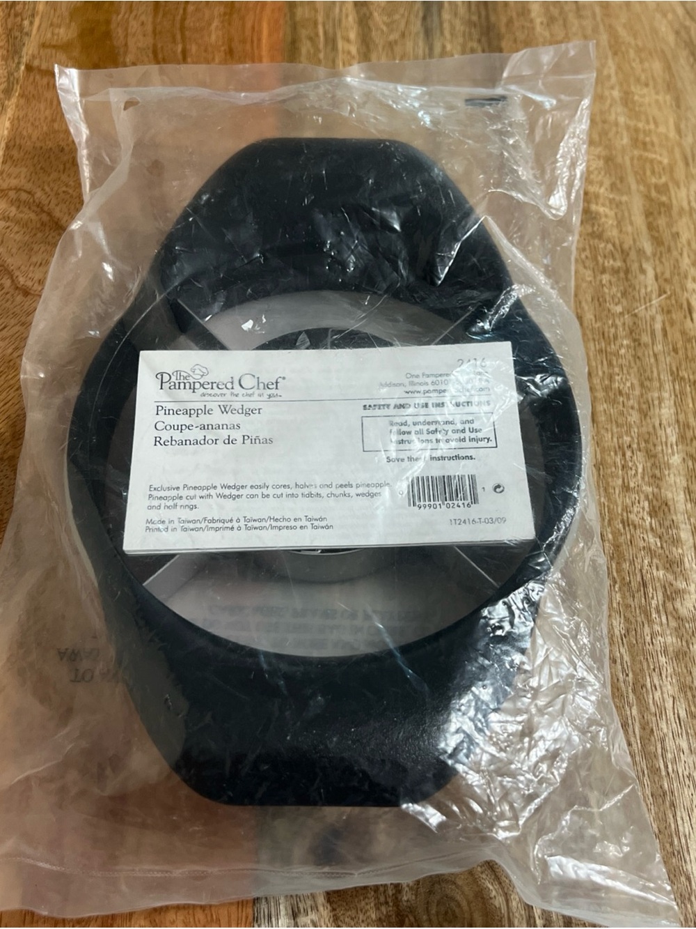 The Pampered Chef Pineapple Wedger - Black